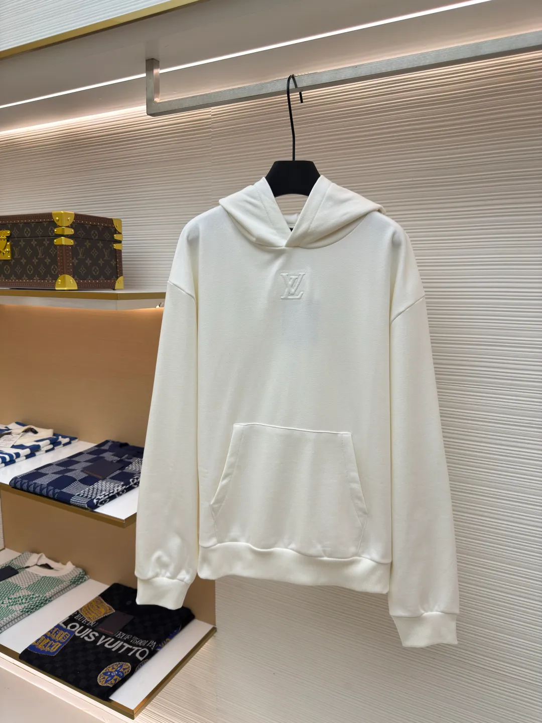 LOUIS VUITTON logo embossed hoodie ●Authentic product: 9300 purchase and development ●Item number: 1680242-A70 ●Fabric: pure cotton sweatshirt velvet fabric ●Technology: embossed production ●Version: fitted version ●Weight: about 780 grams ●Size: S-M-L-XL ●Description: Customized original white cloud-like skin-friendly pure cotton sweatshirt velvet, dressed in pure white, which is a symbol of purity and elegance The iconic LV logo is embossed at the bottom of the collar. The slightly raised texture is enough to highlight the noble status of the wearer. It is simple yet elegant and has a hidden luxury charm. It shines in the details. Enjoy the new luxury fashion. The infrared rays of imported special machines are used to locate the "LV Logo" to achieve a more accurate position and secure the stone. Stamping and filling technology is used to make a 1:1 size/pattern mold according to the original version, and then stamped at low temperature. After molding, it is filled with foam cotton with good cushioning performance and sealed using a hot melt glue gun. The texture is fine and the shape is full, which enhances the visual impact. The workmanship is complicated and cumbersome. Adopt imported machine embroidery technology, use advanced computer control systems and precision mechanical components to achieve LV logo outline embroidery operations with high precision. The lines are smooth and delicate, and the fabrics have been washed. It has a better hand feel and texture, is not easy to deform, is not easy to shrink, is not easy to fade, and maintains long-term beauty. The overall wiring is straight and delicate, the fabric is comfortable and soft, and the color is consistent without color difference. It can be matched with the same style to create a fashionable look and control various occasions. Customized accessories, complete with three standards, same style for men and women!